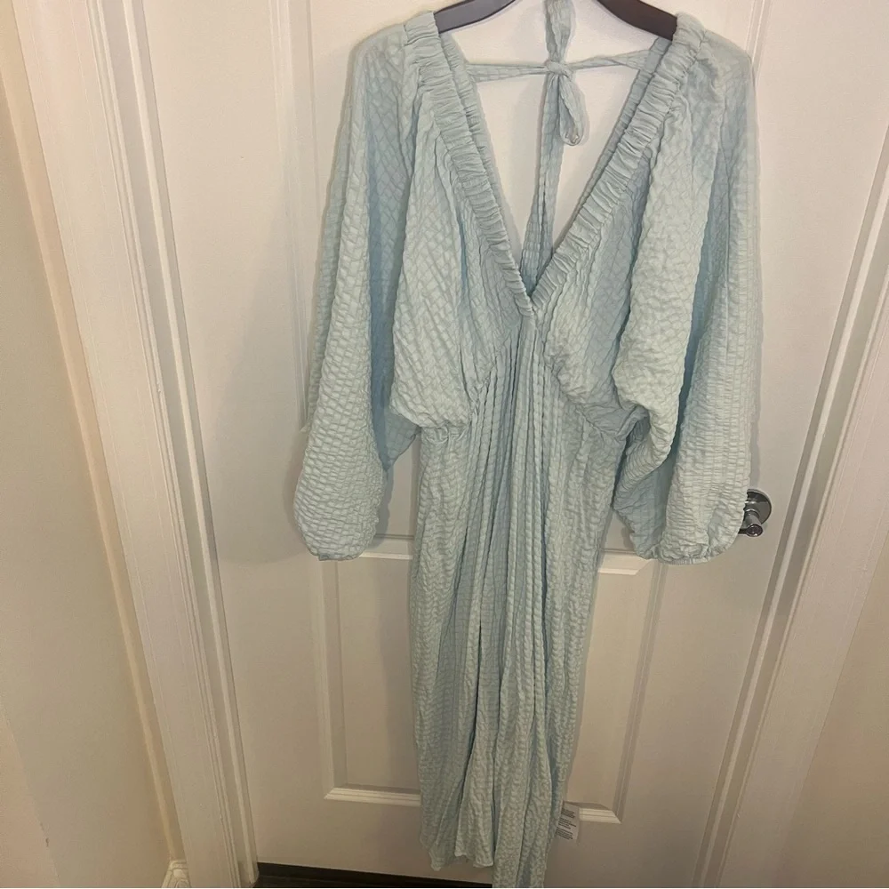 ASOS DESIGN textured plunge maxi dress with batwing sleeve in blue - Picture 5 of 11